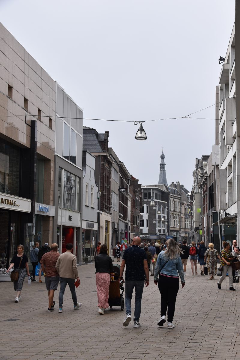 Heuvelstraat Tilburg, Winkelcentrums